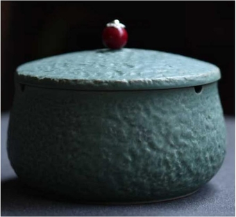 Ceramic Cigarette Ashtray With Lid for Indoor Outdoor, Windproof Ashtrays With Metal Lifting Ring Lid, Desktop Smoking Ash Tray for Home Office Decor,Gift for Men Wo B