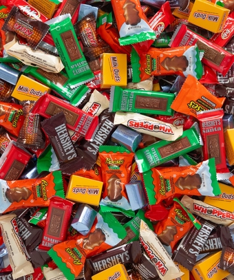 Christmas Candy Mix - Individually Wrapped Assortment with Peanut Butter Trees, Hershey's Santa Bars, Kit Kat Minis, Milk Duds, Rolo, Whoppers & More, 5 Pounds - Special Holiday Colors Bulk Gift